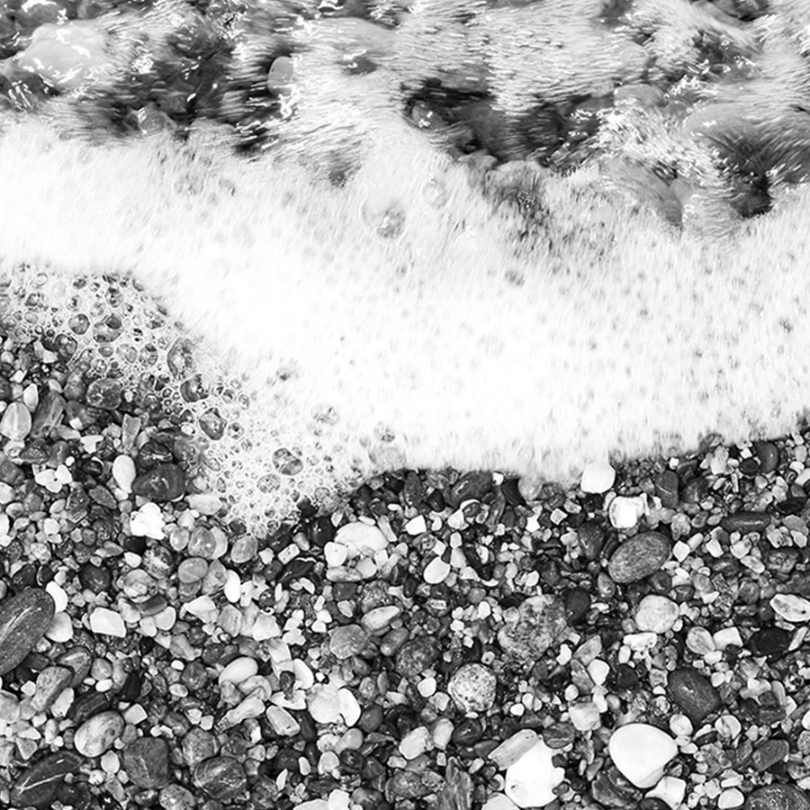Occean-featured-image black and white ocean on shore line